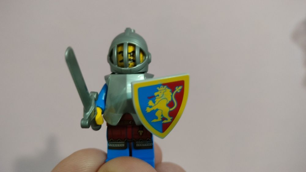 Lego mix 9 minifigurek rycerzy herbu lwa