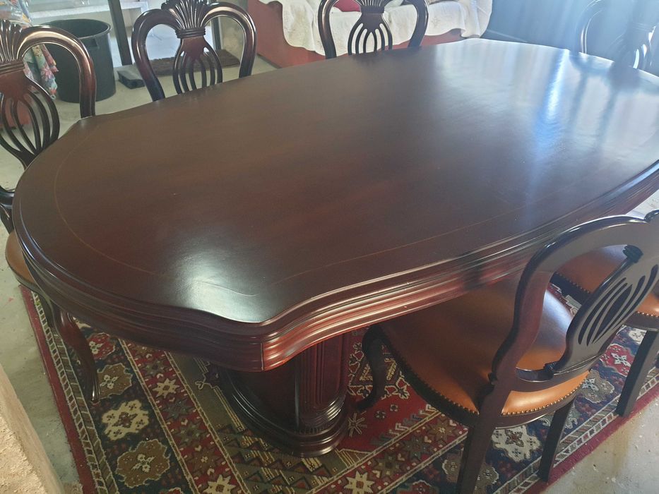 Vendo mesa de jantar, de tv e uma pequena  mesa de sala de estar