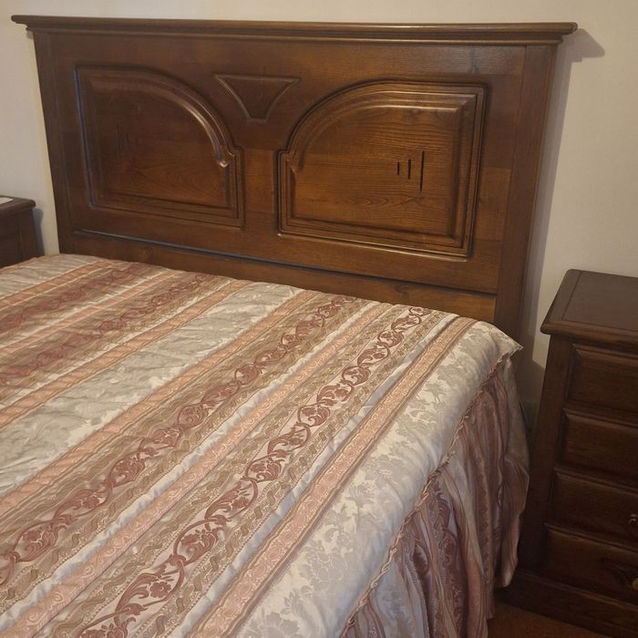 Mobilia de quarto de boa madeira e elegante