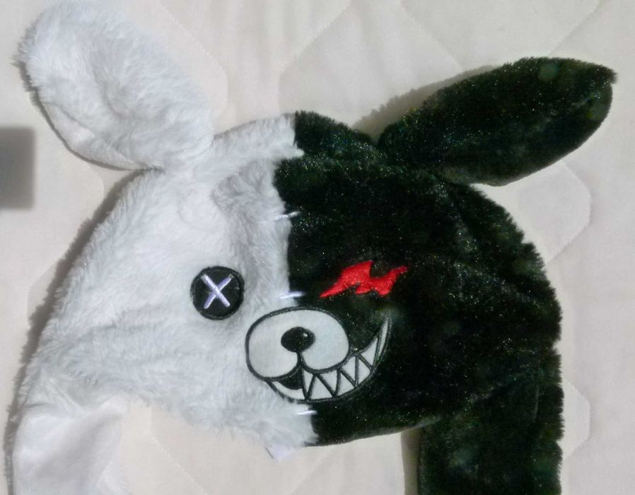 Chapéu monstro preto e branco com patas penduradas