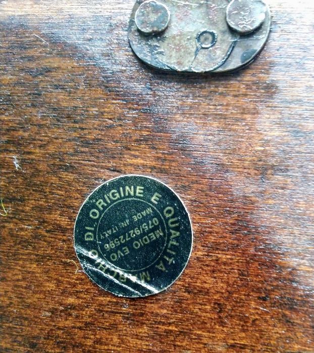 Chaveiro antigo com escudo e 2 espadas em metal. Origem Itália