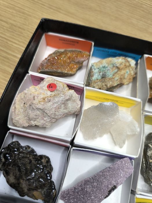 Conjunto de 17 minerais