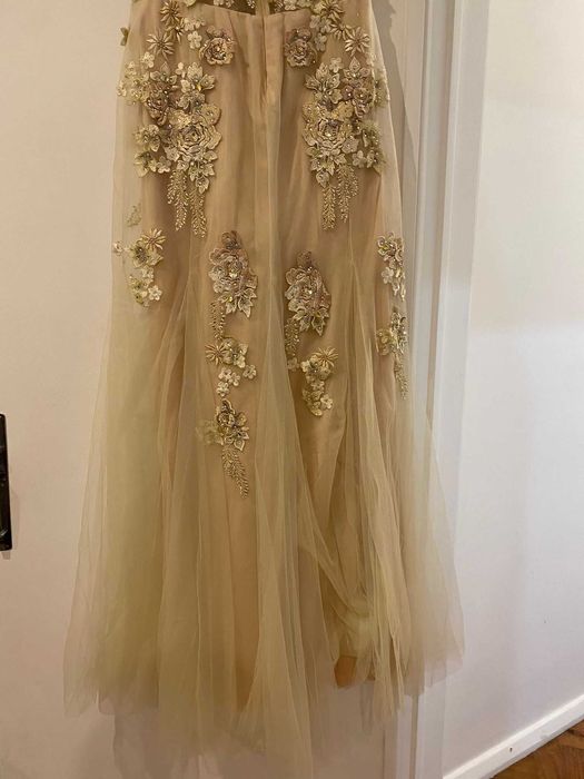 Vende-se vestido longo bordado em tule, nunca usado, tam S/M (36/40)