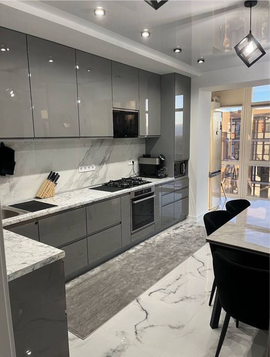 Продається велика  2-х кімнатна квартира з ремонтом. Постанови