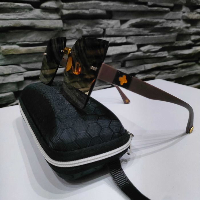 Nowe okulary z etui przeciwsłoneczne