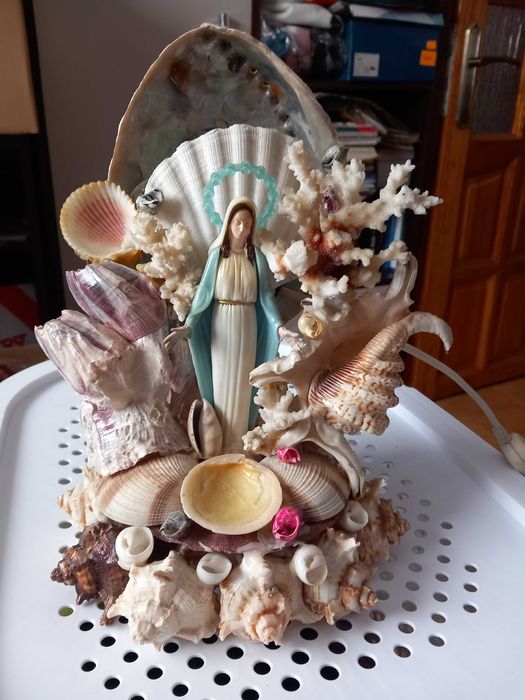 sprzedam lampkę z muszli i figurką Matki Boskiej