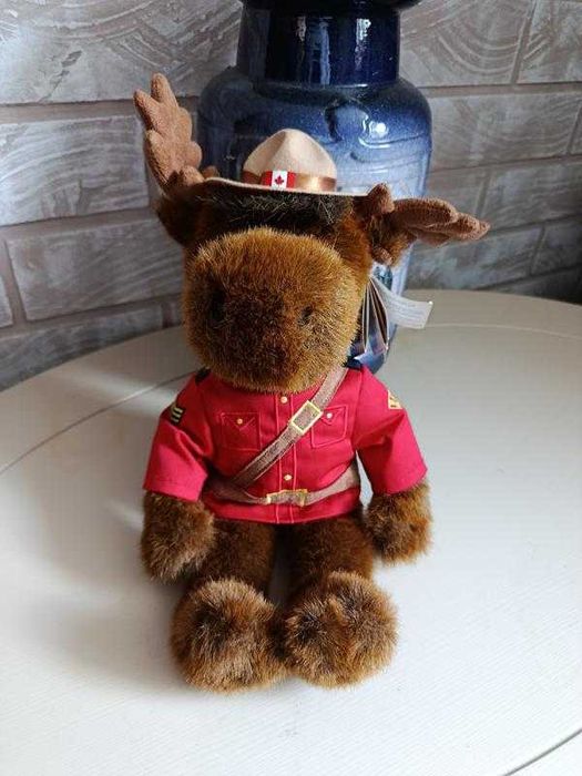 Іграшка лося, одягнена у форму королівської канадської кінної поліції