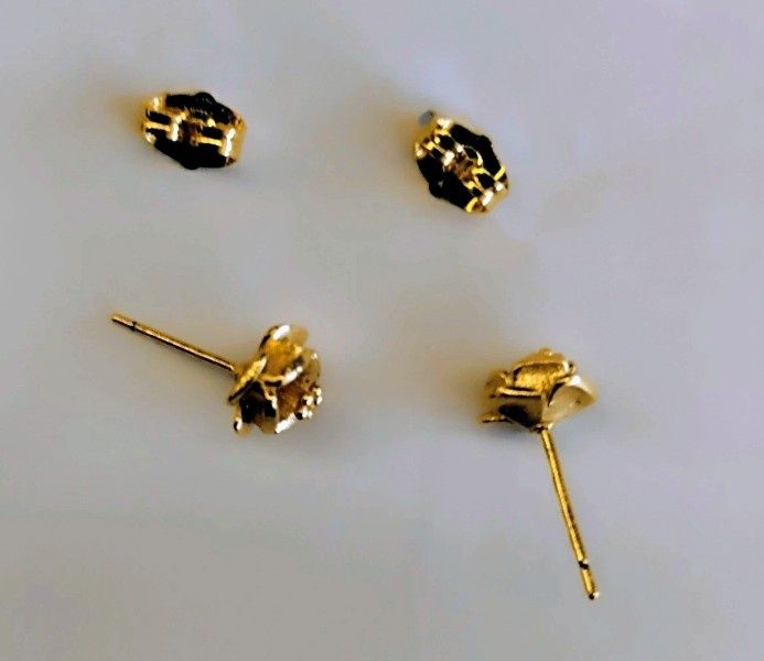Par de brincos em metal dourado, novos.