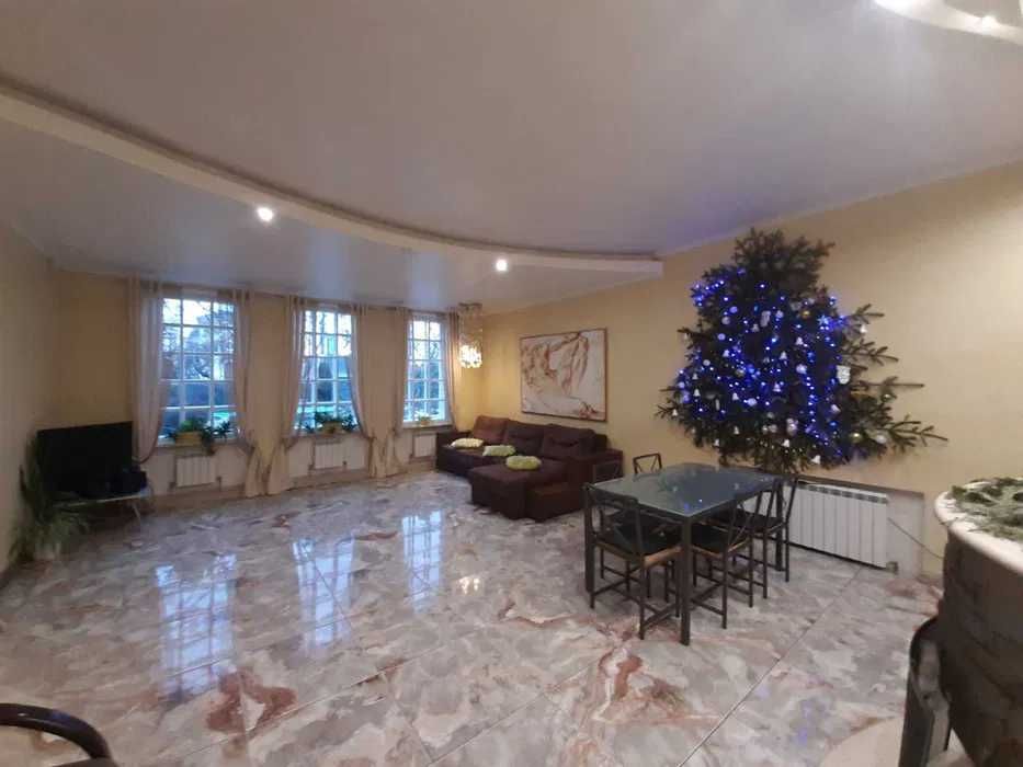 Котедж 350 кв.м подобова оренда  з басейном до 30 осіб