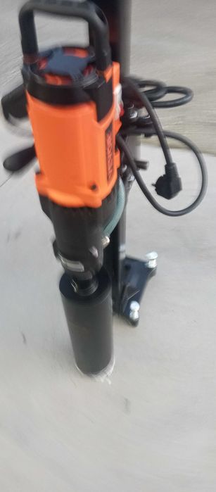 Caroteadora com broca de 105mm