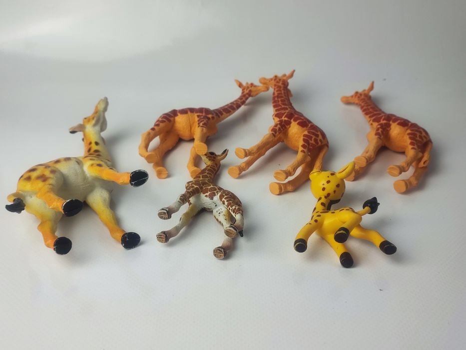 Figurki dzikich zwwerząt z Afryki ŻYRAFA - 9 szt