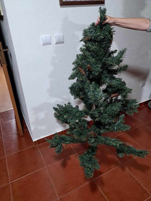 Árvore de natal com pequenas pinhas