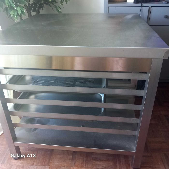 Suporte de inox para fornos combinados a vapor.