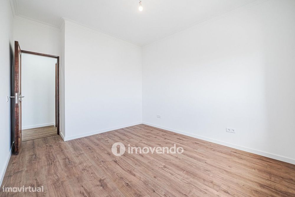 Apartamento T2 remodelado, com cozinha equipada, na Reboleira