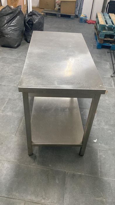 Mesa de apoio com prateleiras em inox