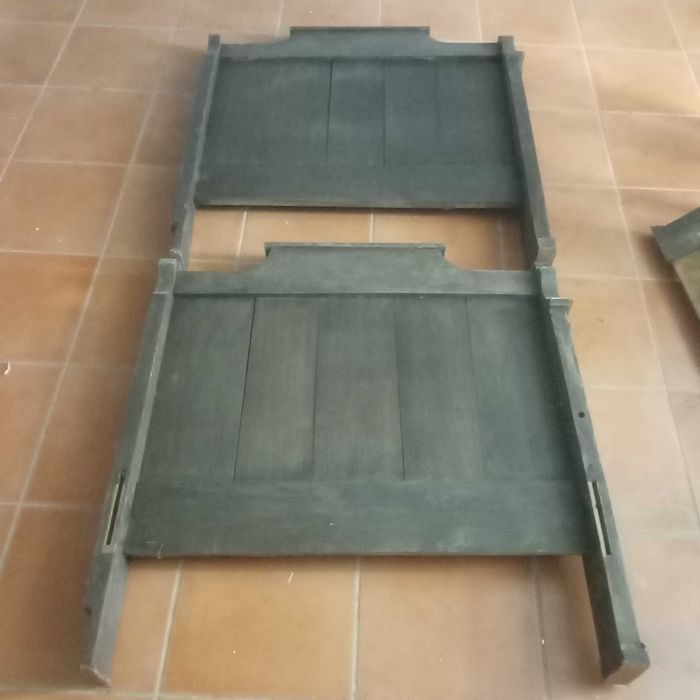 Cabeceiras de camas (2) e  porta antiga e armação