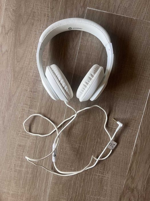 Auriculares brancos com fios