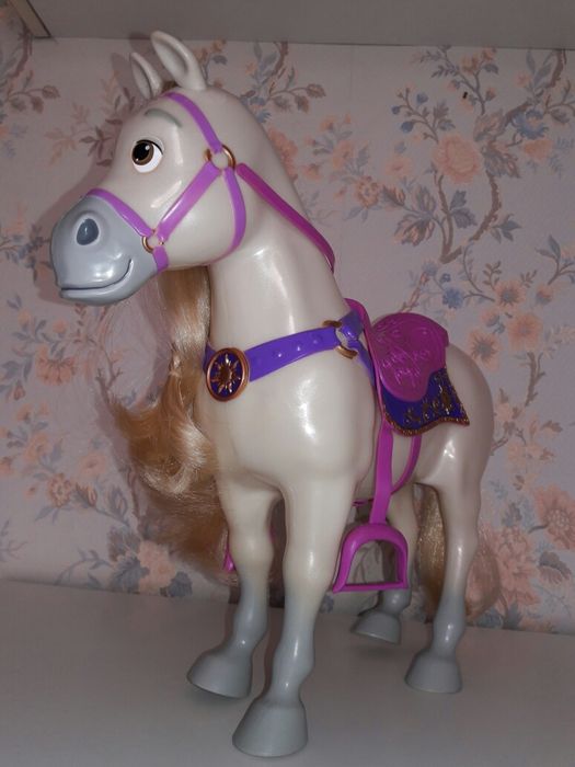 Лошадь, конь Максимус из мультфильма Рапунцель.