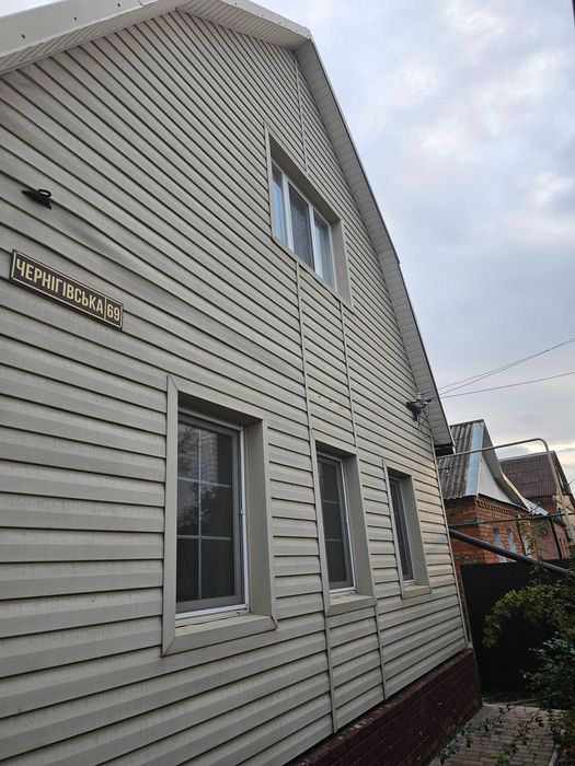 Здається двоповерховий будинок з усіма зручностями.