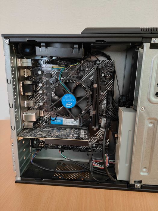 Komputer stacjonarny + monitor.