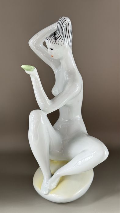 Kobieta z lusterkiem, zsolany figurka porcelanowa