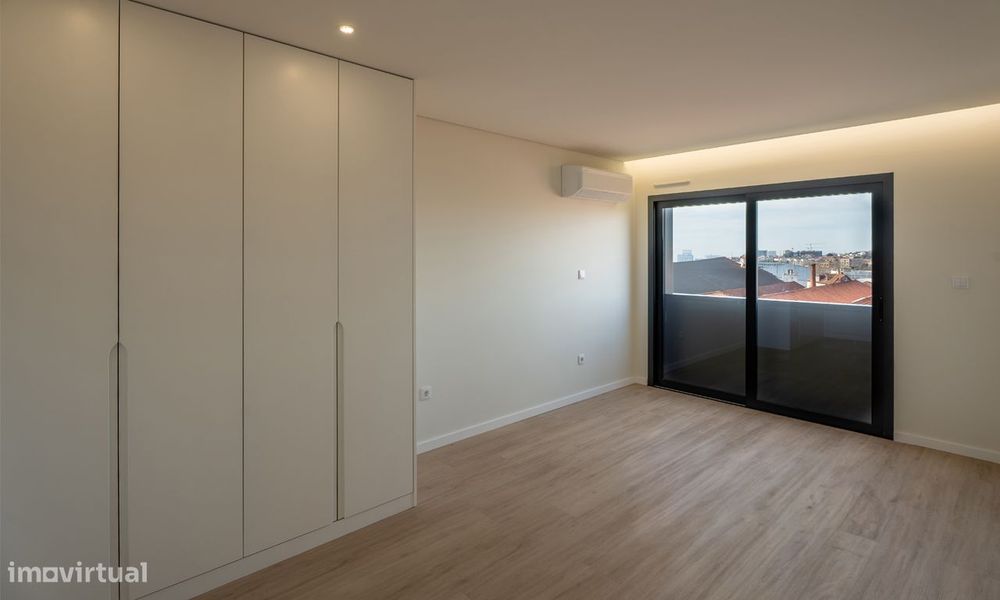 Apartamento T3 com ampla varanda e garagem