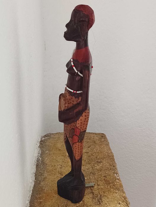 Escultura de mulher africana