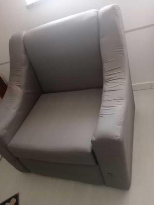Sofá individual cor cinza com capa em tons de azul