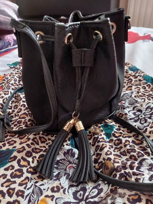 Mała, czarna, elegancka torba typu worek