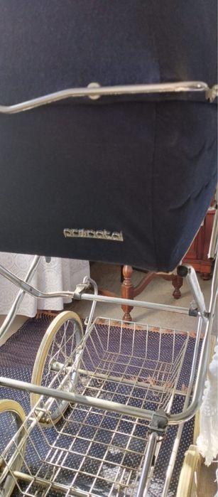 Carrinho de bebé antigo da marca Pré Natal