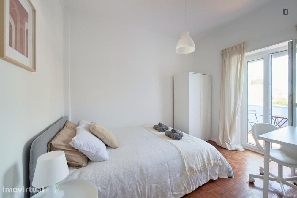 Quarto - localizado em Almada Lisbon