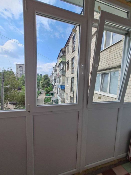 Продам 2 кімн. квартиру в р-ні " РОШЕН". 3/5 цегл.  Ремонт. 55000