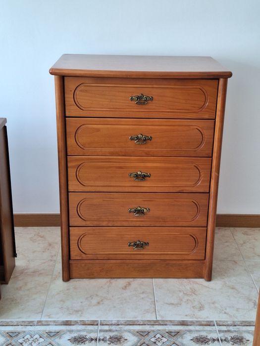 Mesa de Cabeceira e Camiseiro