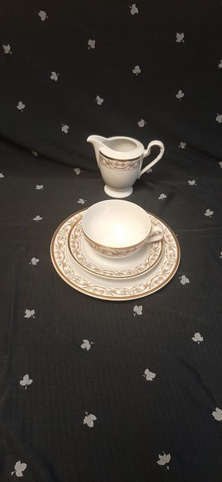 К омплект Фарфоровая чайная тройка  и сливочник  Graf you Henneborg 1777 .Made in Germany.