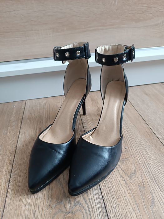 Czarne czółenka z paskiem