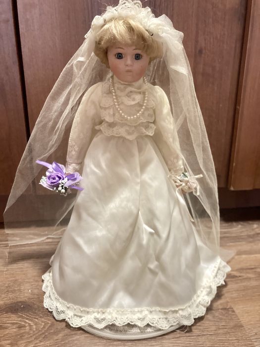 Лялька фарфорова