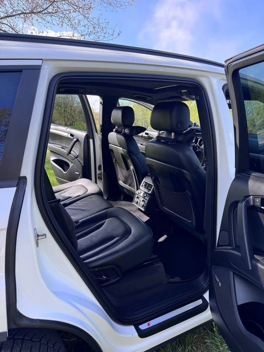 Автомобіль AUDI Q7