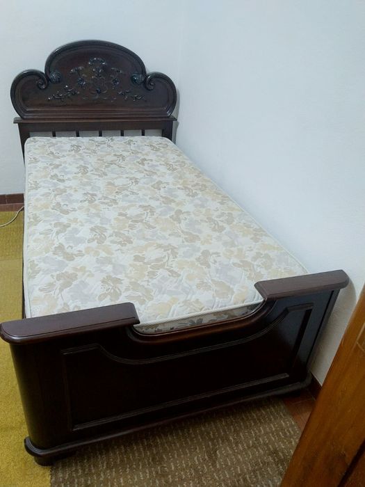 Cama de solteiro em madeira maciça estilo clássico + estrado