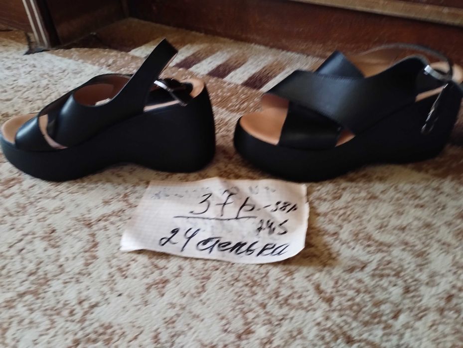 Кроссовки, босоножки женские