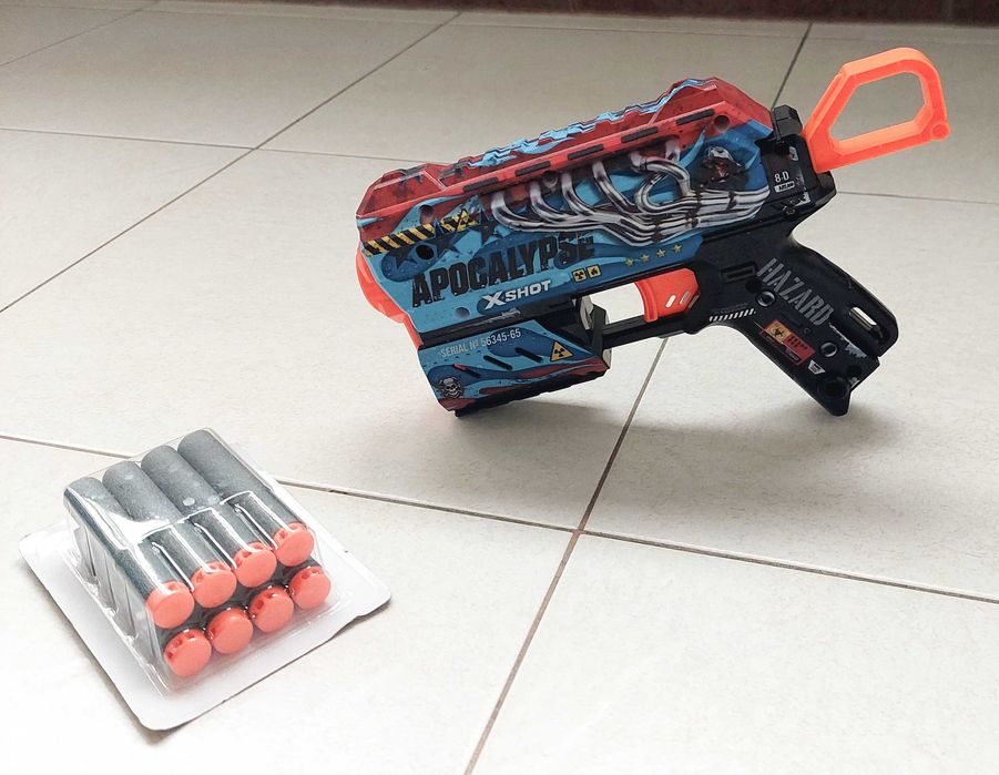 Pistola com dardos de espuma