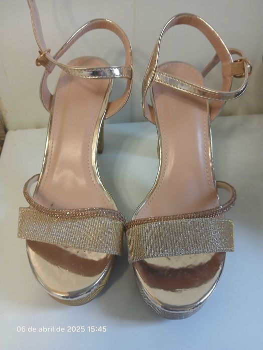 Sandálias lindíssimas em ótimo estado