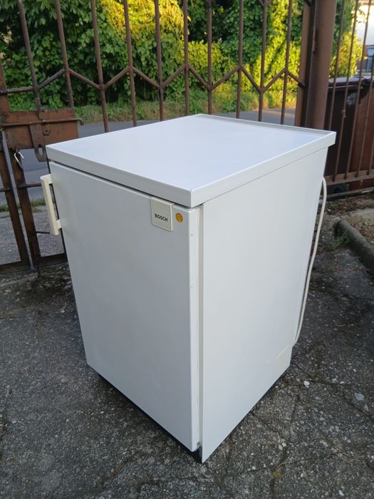 Mała lodówka z małym zamrażarnikiem firmy BOSCH w bardzo dobrym stanie