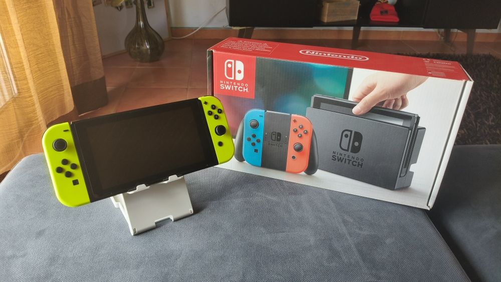 Nintendo switch com 3 jogos e vários extras.
