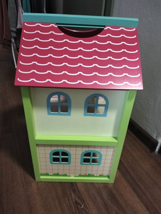 Piękny drewniany domek dla lalek