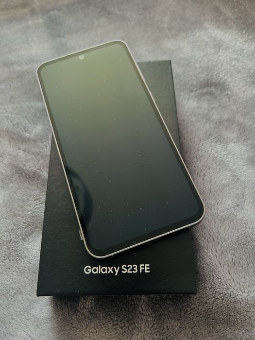 Samsung Galaxy S23 FE 128GB excelente estado. 12 capas, 3 películas.