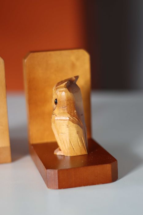 Drewniane podpórki do książek sowy