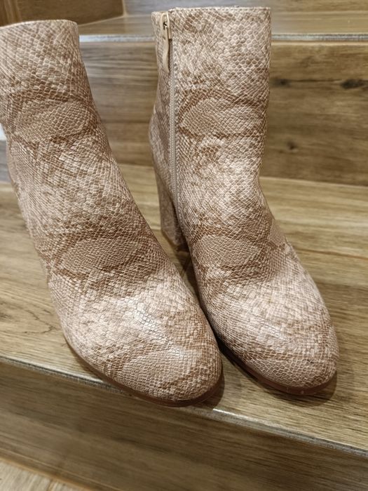 Botki na słupku wzór skóra węża