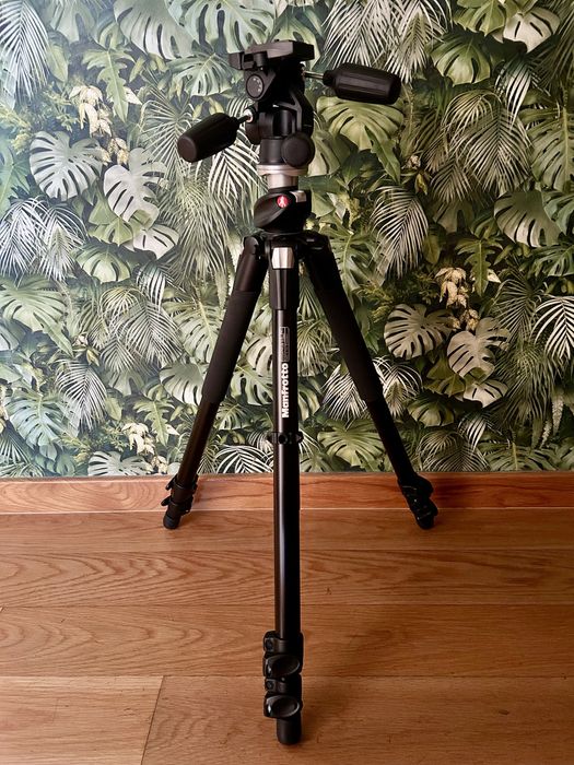 Tripé Manfrotto, modelo 055XPROB, com cabeça