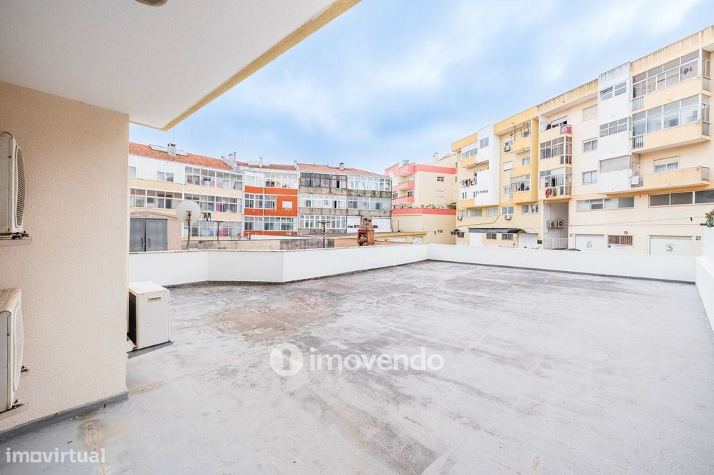 Apartamento T3, com terraço e arrecadação, em Mem Martins
