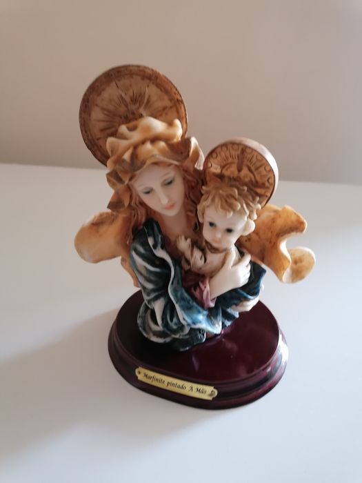 Estatueta de Maria e o menino Jesus pintada a mão
